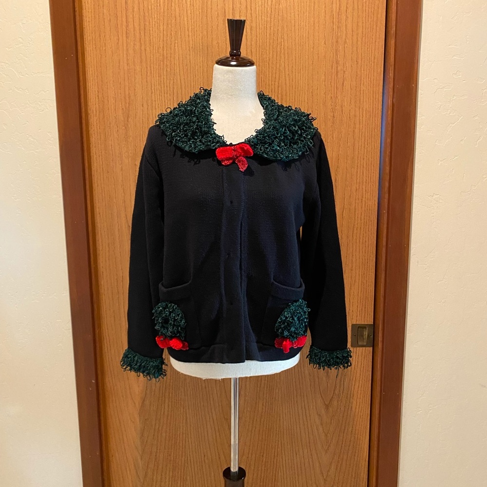 Christmas Berek 🎄 Sweater Wreaths and Bows- Button Down